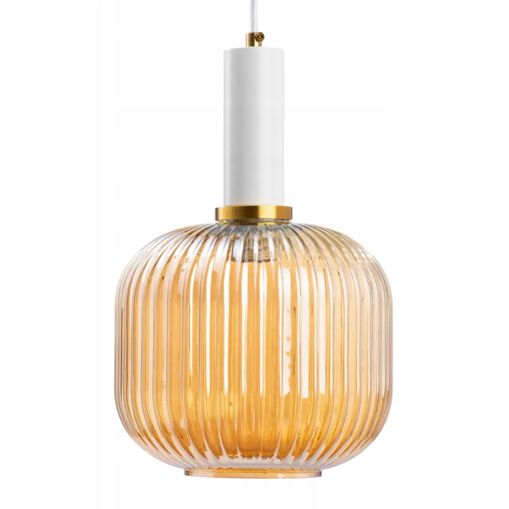 Moderne hengende glasslampe med riflet, rundt ravfarget glass og hvite samt gullfargede detaljer, frontvisning.