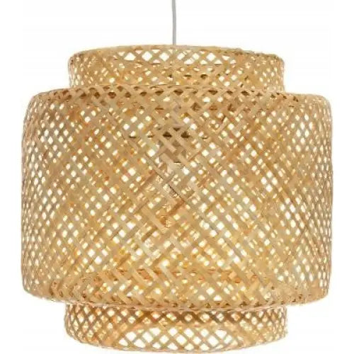 Moderne hengende taklampe i bambus med åpent flettemønster, gir mykt lys og naturlig boho-stil.