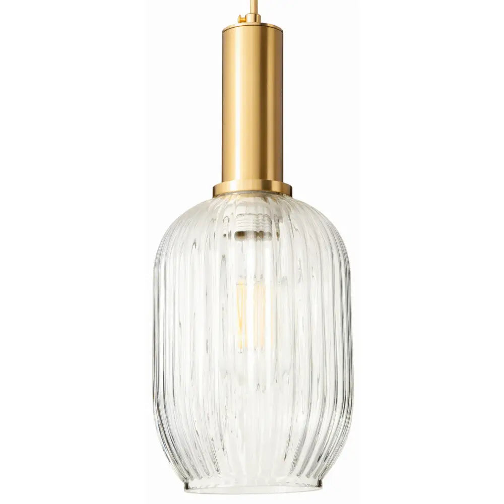 Moderne hengende glasslampe med børstet messing og rillet, klar kuppel, frontvisning mot hvit bakgrunn.