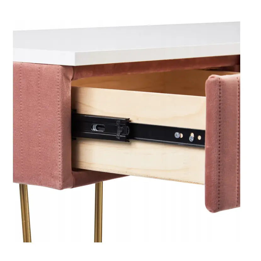 Moderne sminkebord, nærbilde av åpen skuff i lyst tre, rosa velour og hvit plate, gullben nederst.