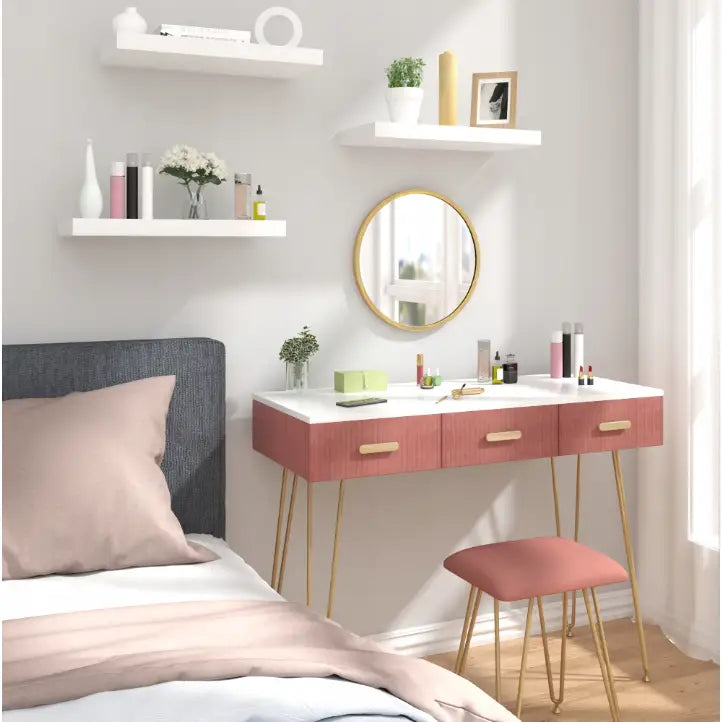 Moderne sminkebord med tre rosatonede skuffer, hvit plate, rundt speil og krakk med rosa sete.
