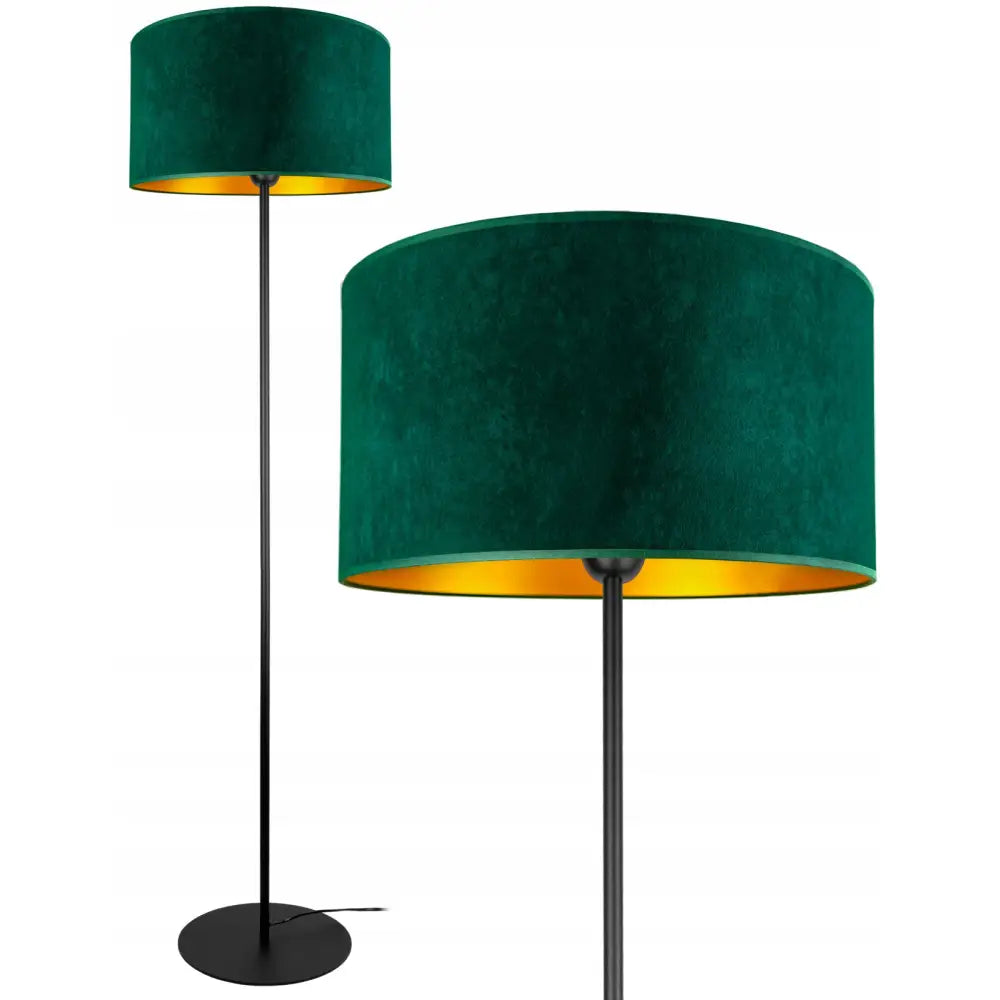 Moderne stående gulvlampe med grønn fløyelsskjerm, gyllen innside og sort metallstang på rund fot.