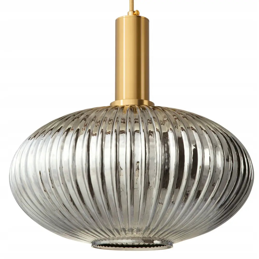 Moderne stor taklampe med rillemønstret, røykfarget glasskuppel og gullfarget oppheng, sett forfra.