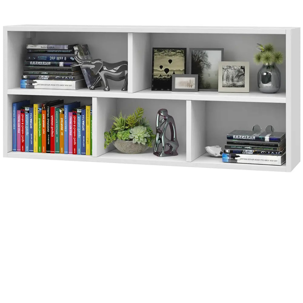 Moderne stor veggmontert hylle 110 cm, frontvisning med bøker, pyntegjenstander og grønn plante i vase.