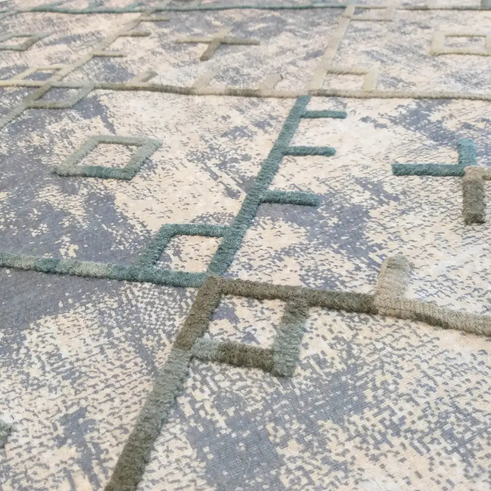 Moderne teppe Hypnotisk 02, detaljert nærbilde av opphøyd rutemønster i blågrå, beige og grønne nyanser.