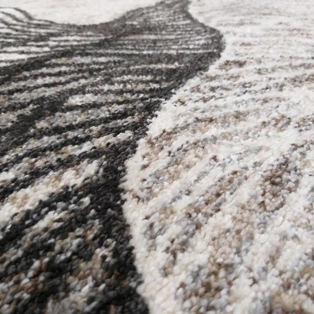 Moderne teppe Panamero i brun, nærbilde som viser tett vev, bølgende mønster og tydelig tekstur i beige og krem.