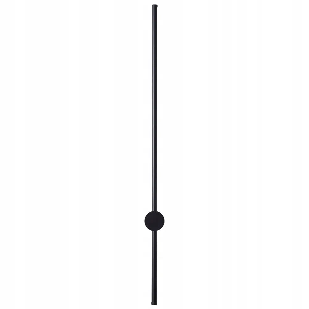 Moderne vegglampe Lisboa LED, sort metallstang med rund detalj i midten mot hvit bakgrunn.