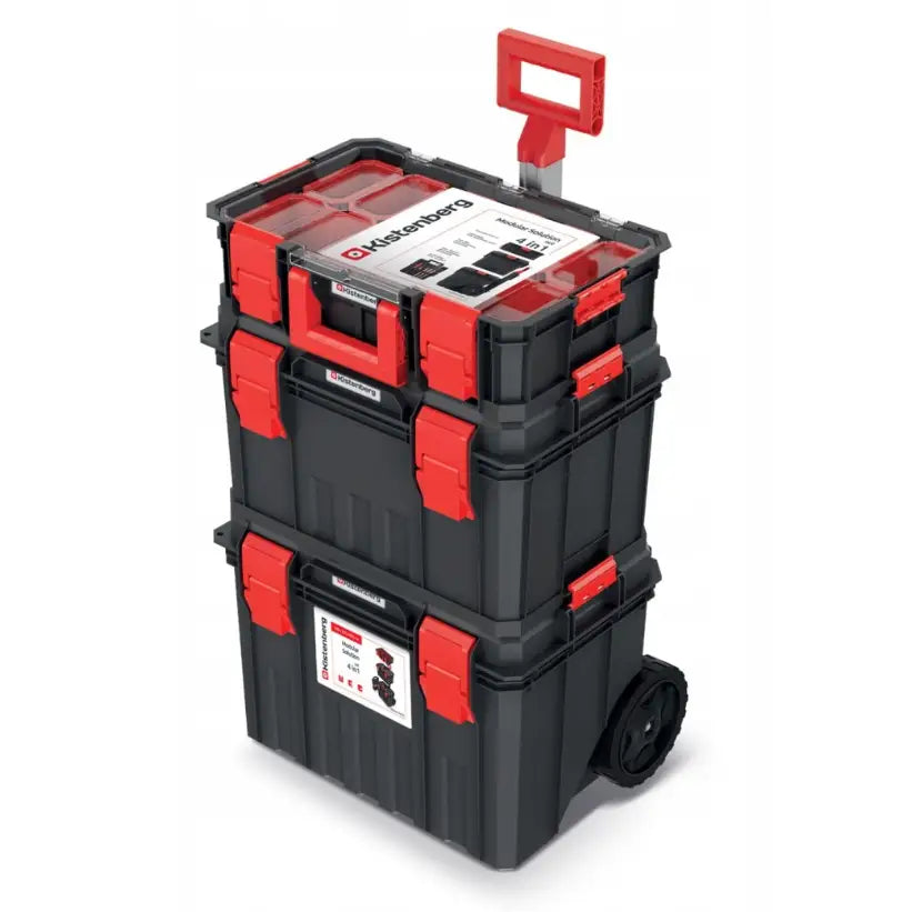 Modulær verktøykasse i sort og rødt plast, tre stablede seksjoner med hjul og uttrekkbart håndtak, skrå front.