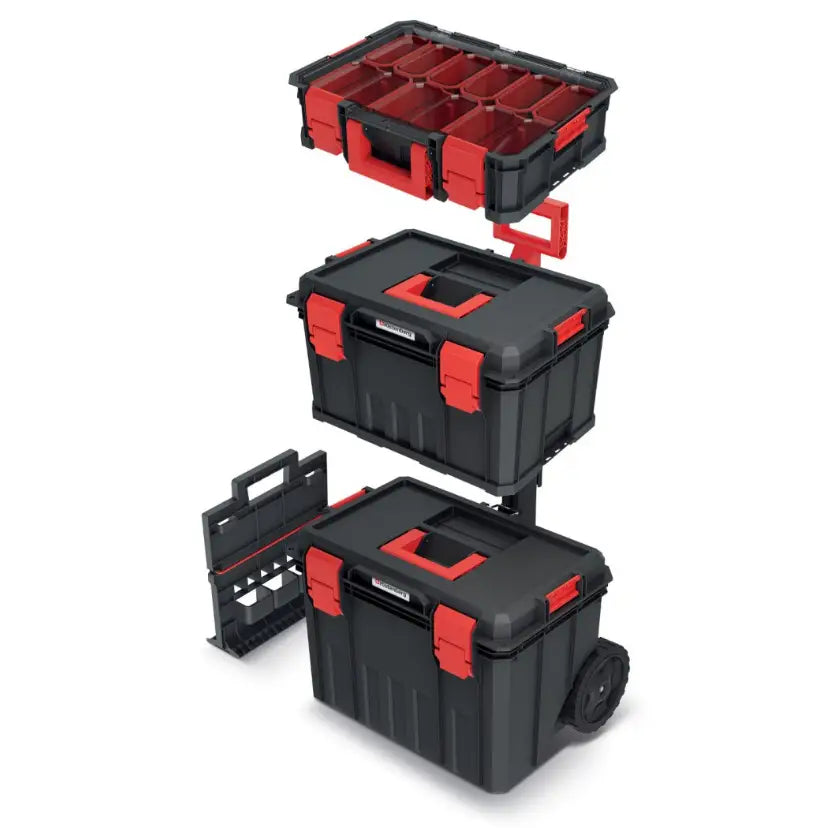 Modulær verktøykasse, tre sorte og røde kasser i plast stablet for å vise rom, håndtak og hjul.