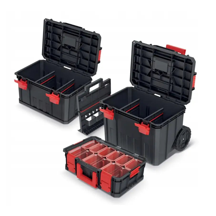 Modulær verktøykasse, tre åpne kasser med røde detaljer, hjul, uttrekkbart håndtak og inndelte rom.