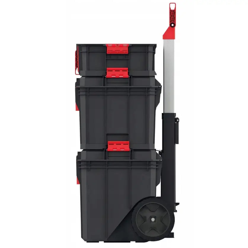 Modulær verktøykasse stablet på tralle med hjul og teleskophåndtak, sett fra siden mot nøytral bakgrunn.