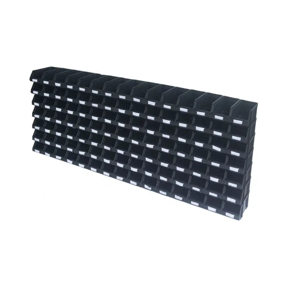 Modulboksbeholder 11, sort plastreol med små rom og etiketter, sett skrått mot hvit bakgrunn.