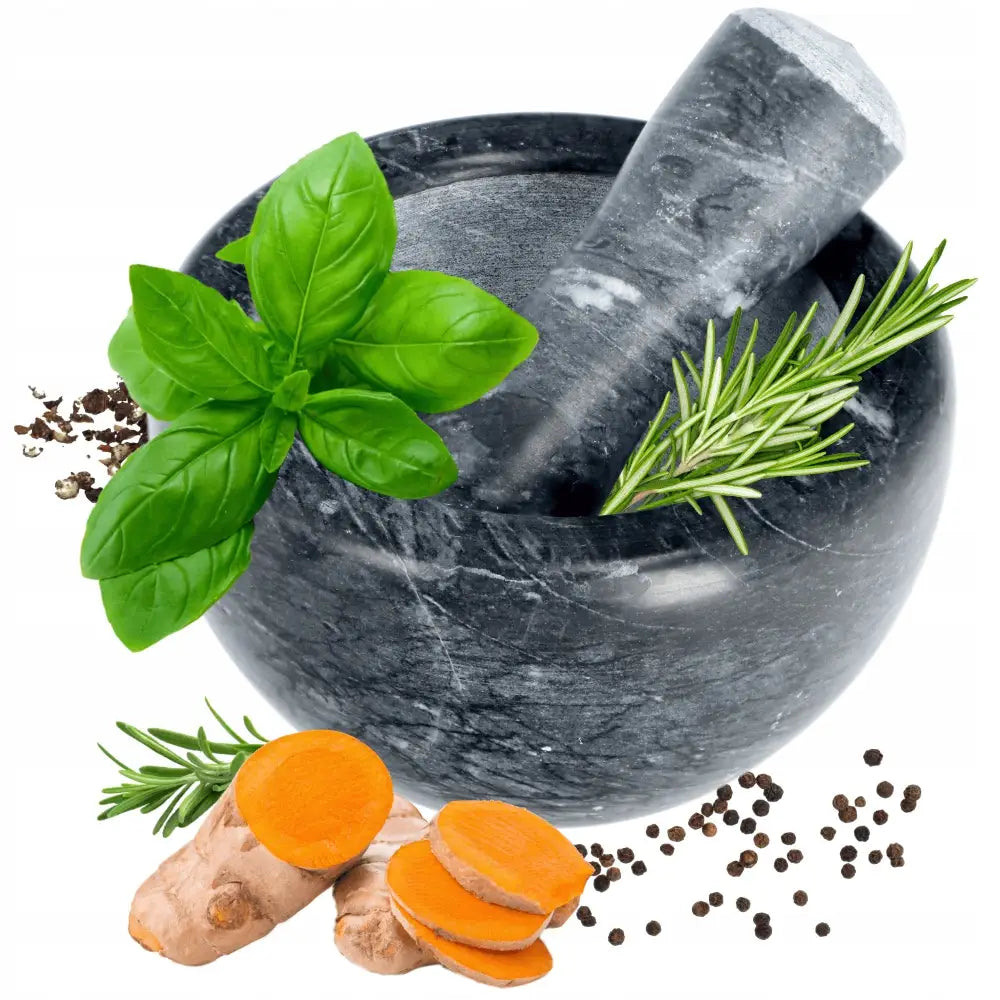 Morter i mørkgrå marmor med støter, omkranset av urter, pepperkorn og fersk gurkemeie på kjøkkenbenk.