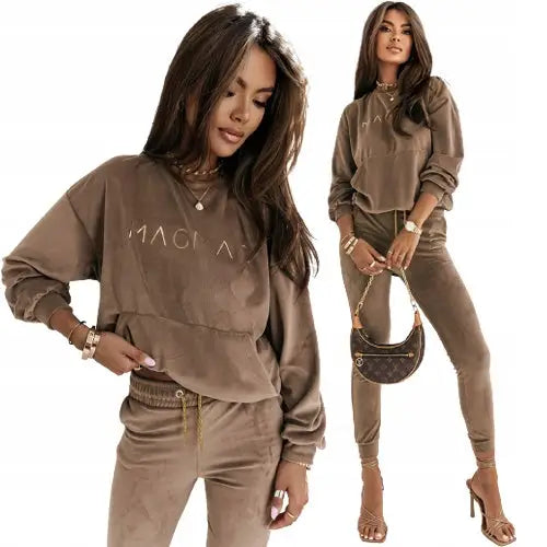 Moteaktig Fløyelsdress med Hettegenser Bukser og Logo i Beige
