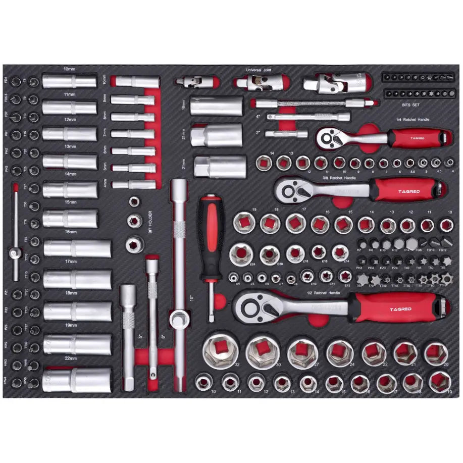 Moto verktøysskap, oversiktsbilde av sorterte pipenøkler, skrallehåndtak og bits i skuminnlegg.