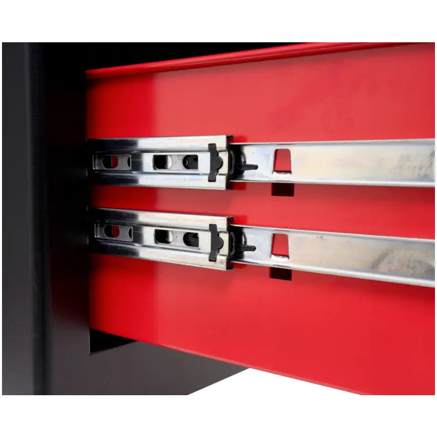 Moto verktøysskap, nærbilde av to metallskinner med sorte plastdetaljer inne i rød skuff.