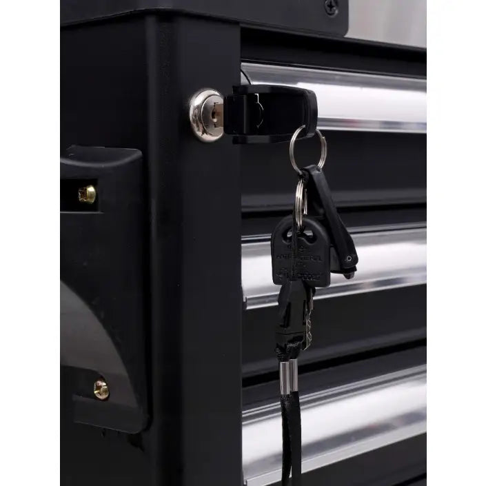 Moto Verktøysskap, detalj av sort skuff med sølvhåndtak og nøkkel i lås, ekstra nøkler på nøkkelring.