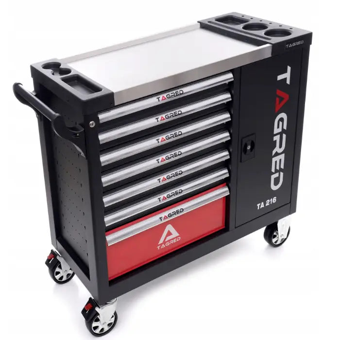 Moto verktøysskap i sort metall med seks skuffer, røde detaljer og sidehåndtak, sett fra siden.