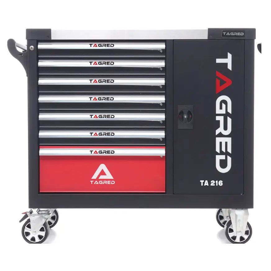 Moto verktøysskap i sort og rød metall, frontvisning med seks skuffer, sidelåsedør og robuste hjul.