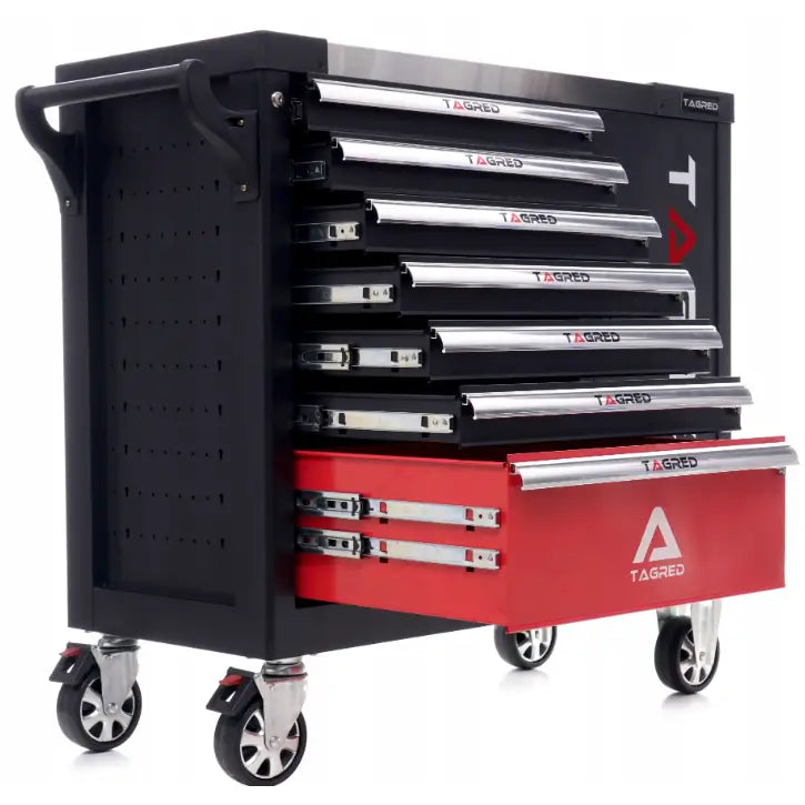 Moto verktøysskap, sort metallvogn på hjul med åpen rød skuff, sett skrått fra siden i nærbilde.