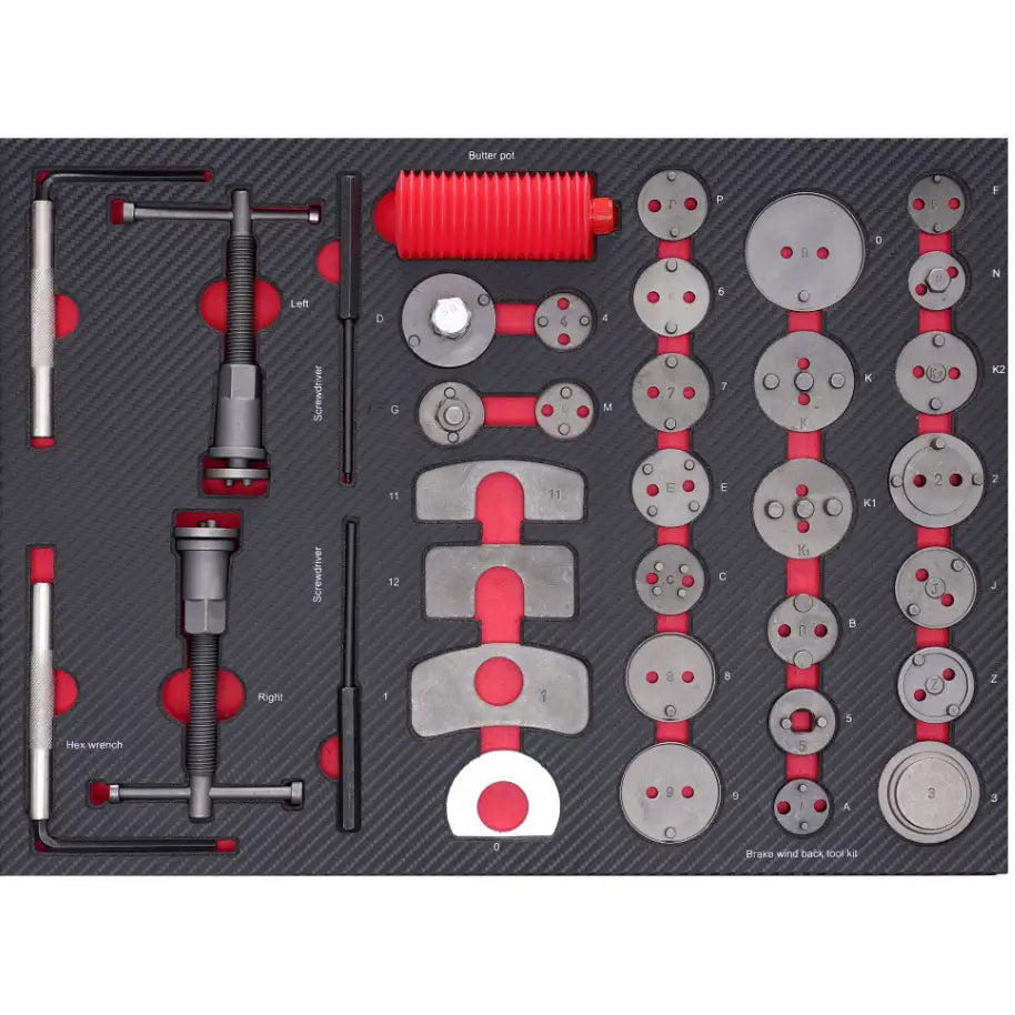 Moto verktøysskap, nærbilde av sorterte metallverktøy og adaptere i skuminnlegg med rød bakgrunn.