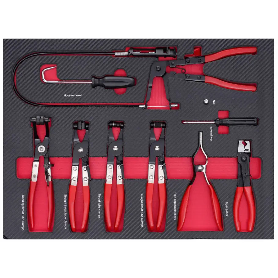 Ni spesialtenger og verktøy med røde og svarte grep, organisert i karbonmønstret innsats, sett ovenfra.