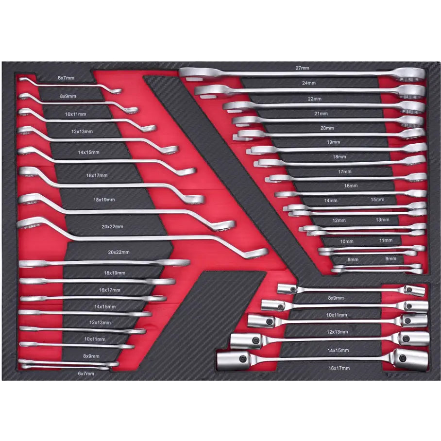 Moto verktøysskap, nærbilde av sølvfargede nøkler og piper ryddig ordnet i rød og svart skuff.