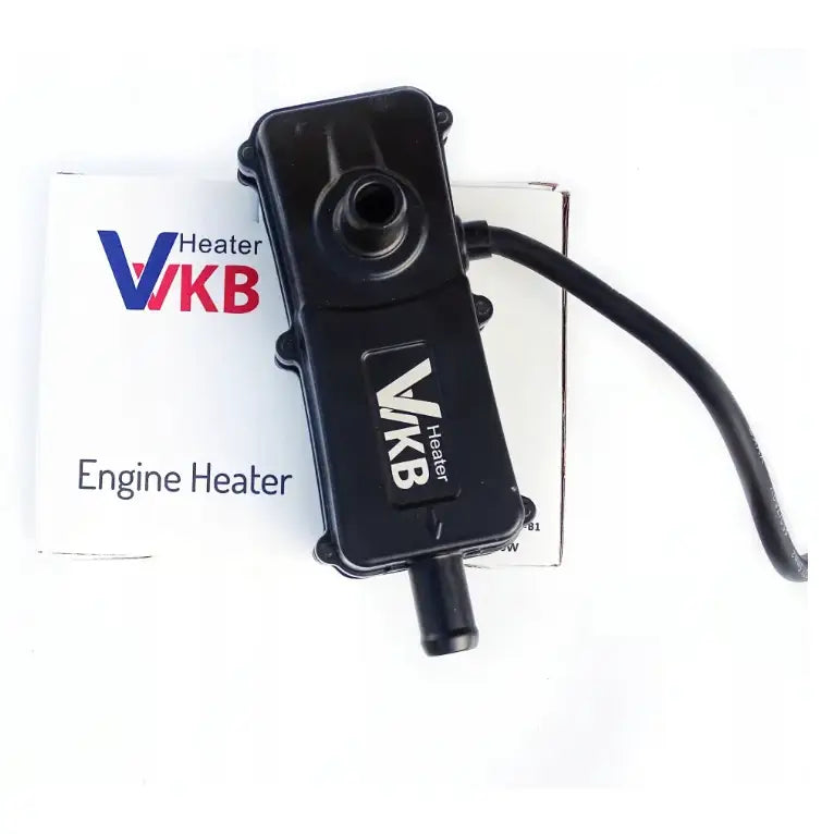 Motorvarmer med pumpe, svart plastenhet med slange, sett ovenfra på hvit eske med blå og rød tekst.