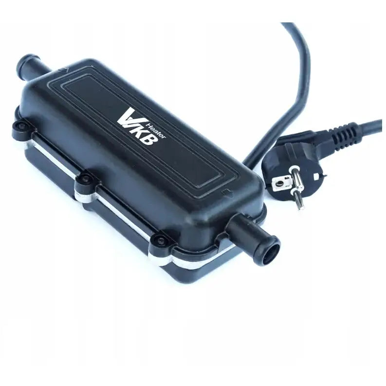 Motorvarmer med pumpe VVKB Titan P4, skråvisning som fremhever slangetilkoblingene og sølvdetaljer.