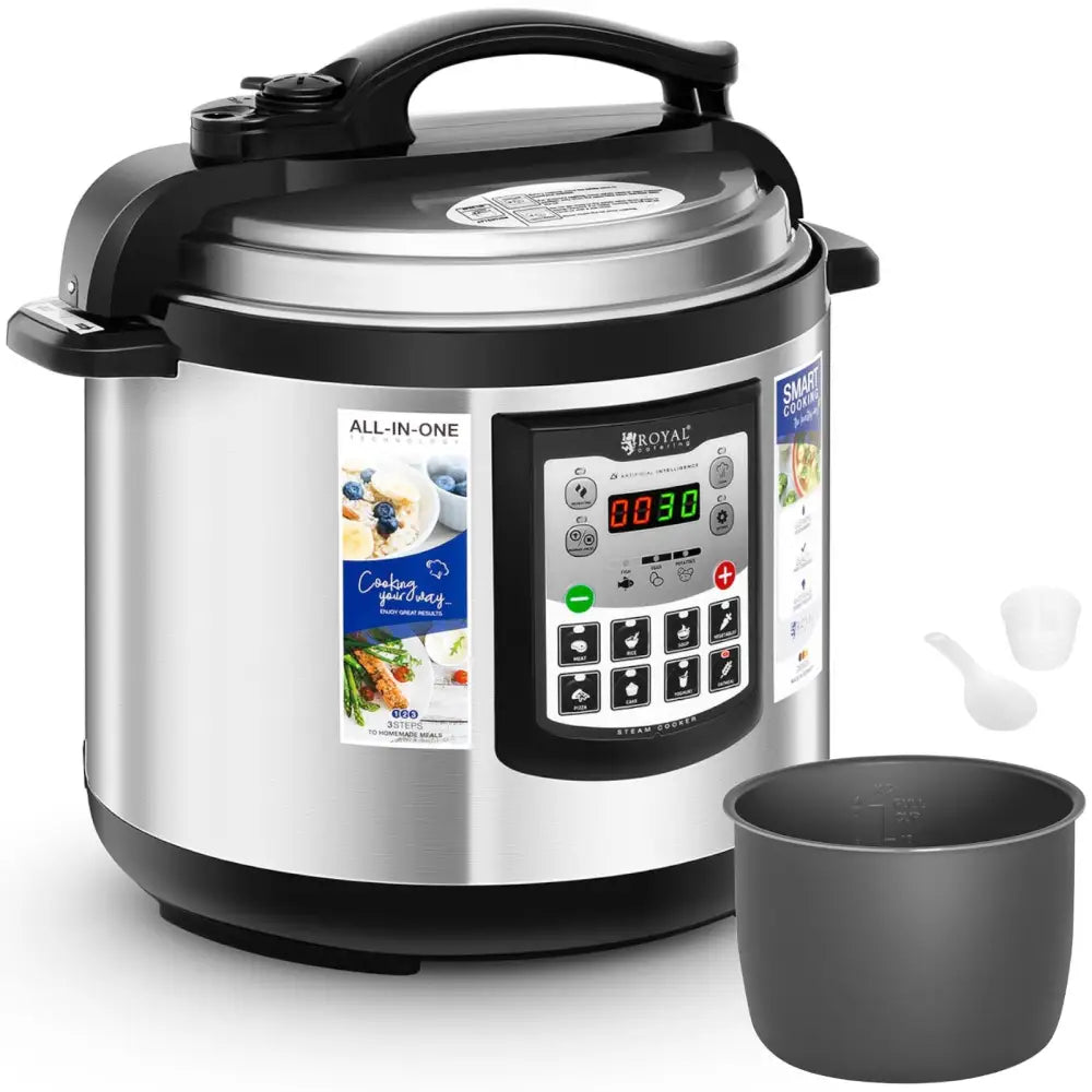 Multifunksjonell elektrisk trykkoker i stål, skrå front, med digitalt panel, målebeger og skje synlig.