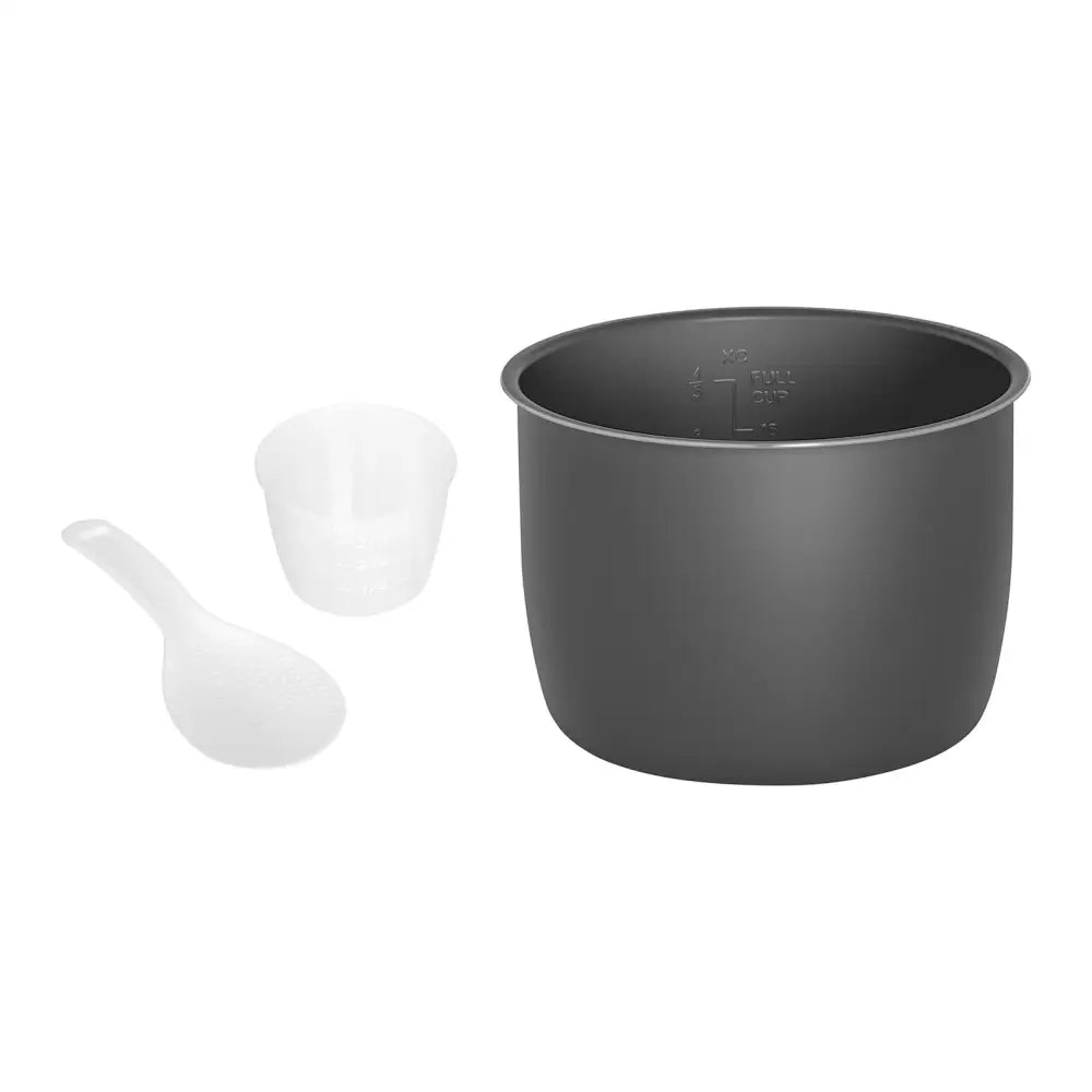 Svart non-stick gryteinnsats med innvendige målemerker, hvit plastskje og målebeger, sett skrått ovenfra.