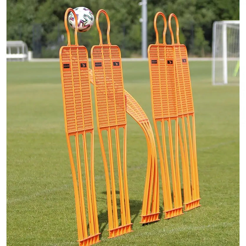 Mur Fotball PRO 180 cm, fem oransje treningsfigurer på gressbane med fotball i lufta over midten.