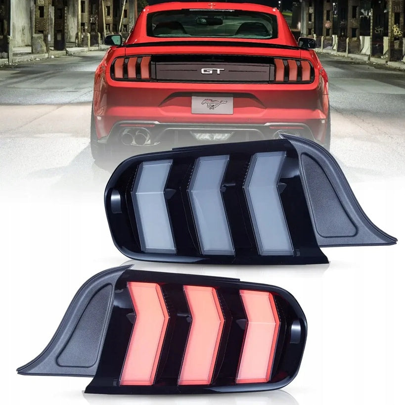 Mustang-baklyktpar i røkfarget glass med rosa-røde striper aktive.