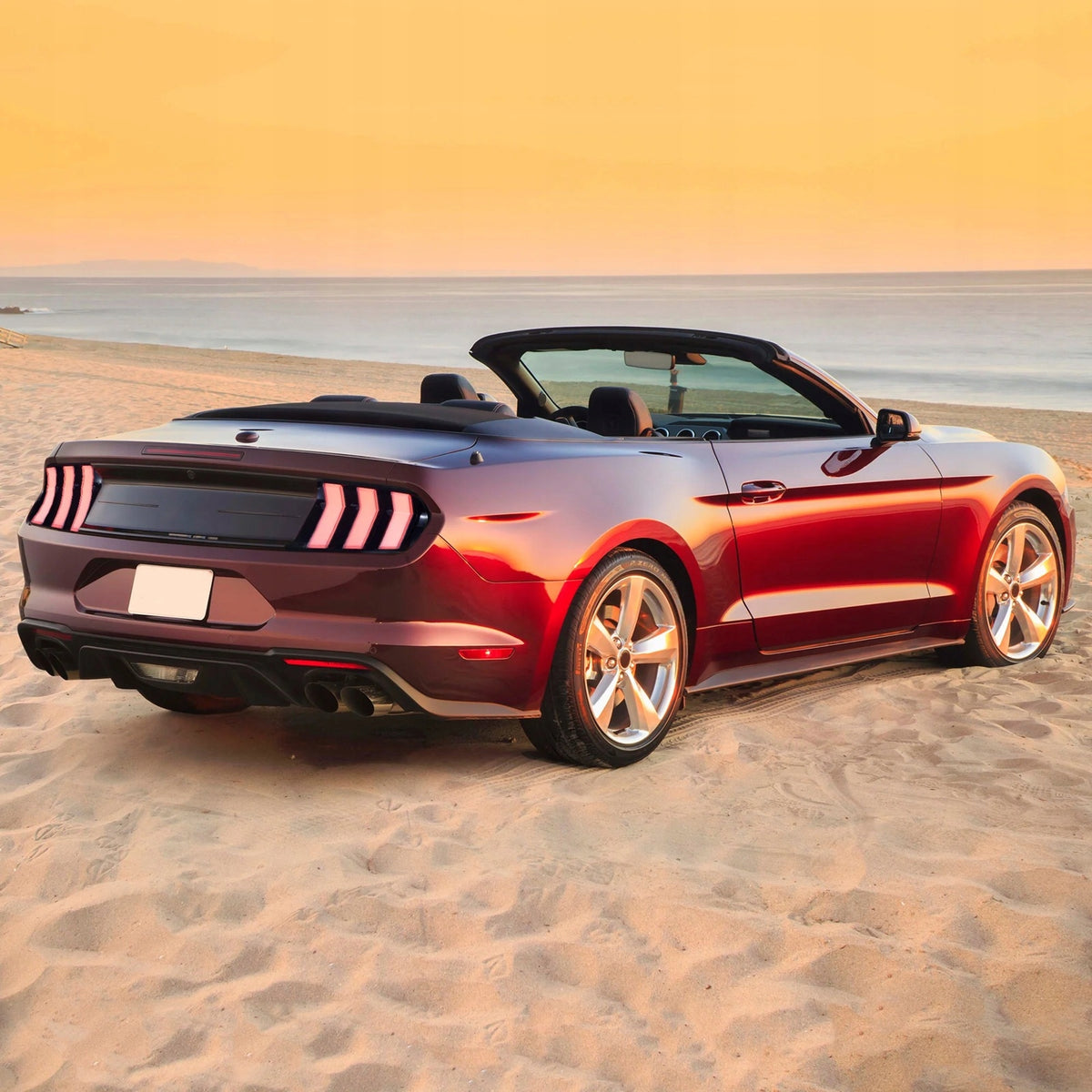 Rød Mustang cabriolet bakfra med sekvensielle LED-baklykter.