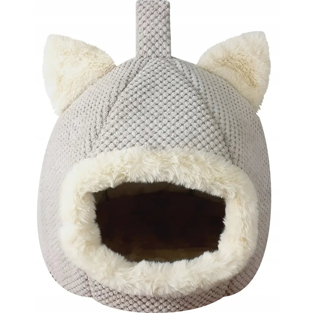 Myk Plysj Kattehus Beige, huleformet katteseng med kremfarget plysjkant, to ører og liten topp, sett forfra.