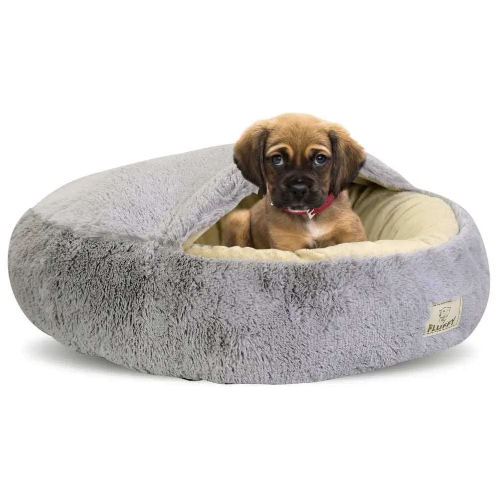 Myke plysj hundeseng kattehule 60 cm med huleformet overdel, valp hviler i den grå, fluffy sengen med beige innside.