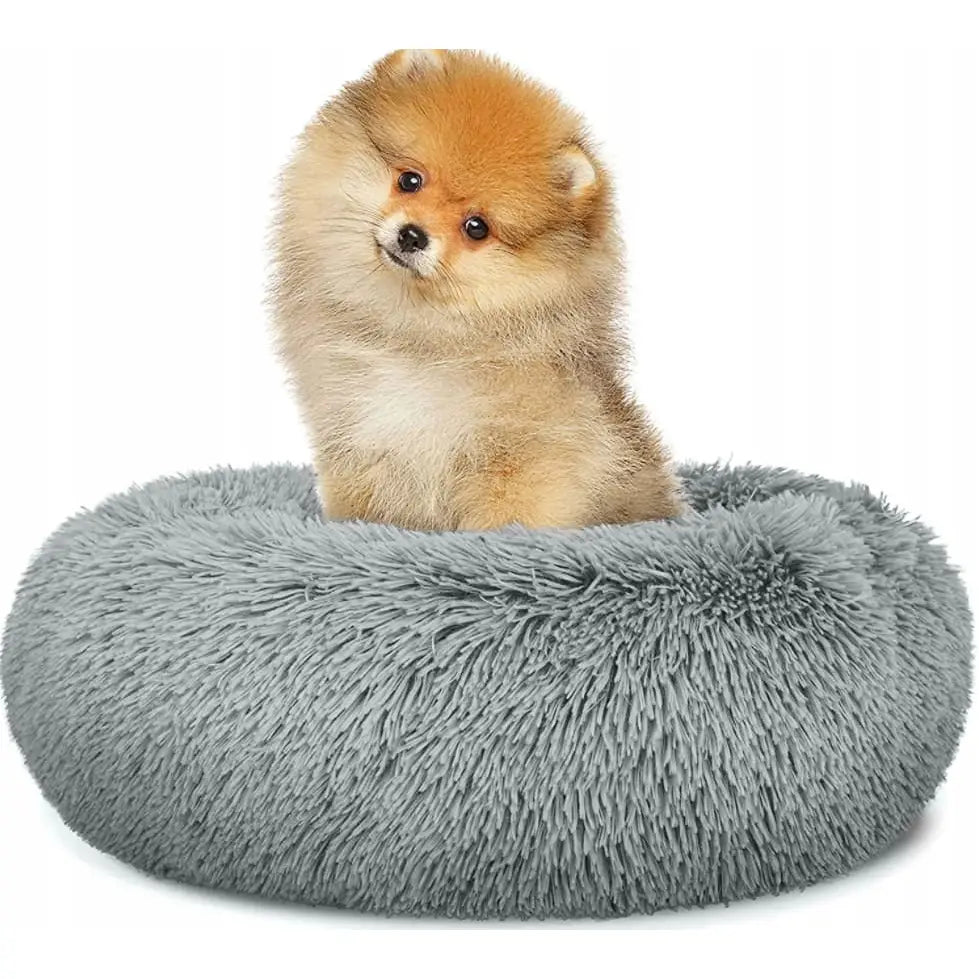 Myke Universelle Plush Seng i lysegrå, rund modell med liten hund som hviler komfortabelt i midten.