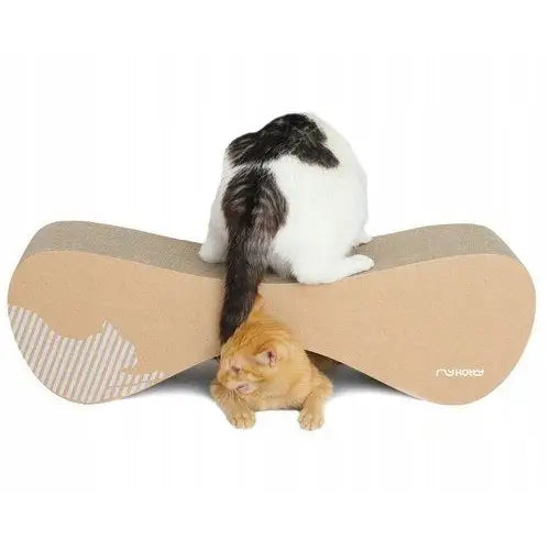 Mykotty Vigo kattekrattre i bølgepapp, beige med kattemotiv, én katt oppå og én under på hvit bakgrunn.