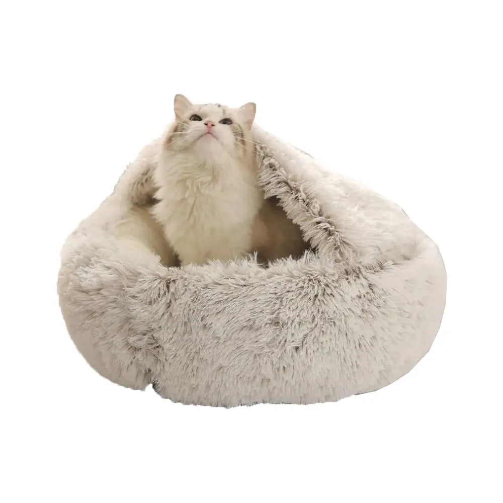 Mysig plysjkattgrotta 50 cm, beige huleformet katteseng med myk plysj og katt som kikker opp fra innsiden.