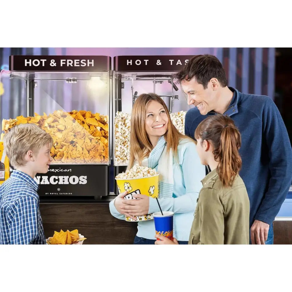 Nachos maskinvarmer brukt i familiekontekst, med dispenser fylt med nachos og popcorn, fokus på servering.