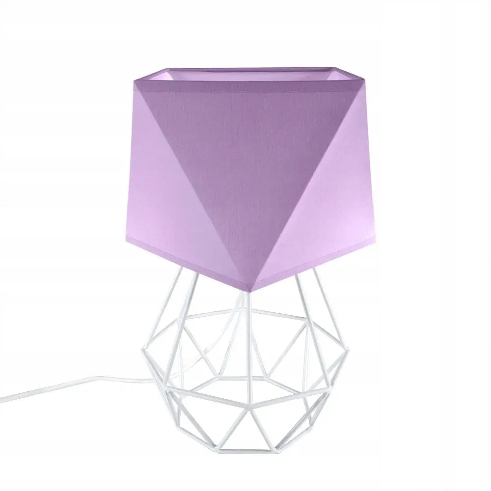 Nattbordlampe med lilla pastellskjerm, hvit metallfot i åpent mønster og synlig ledning, sidevisning.