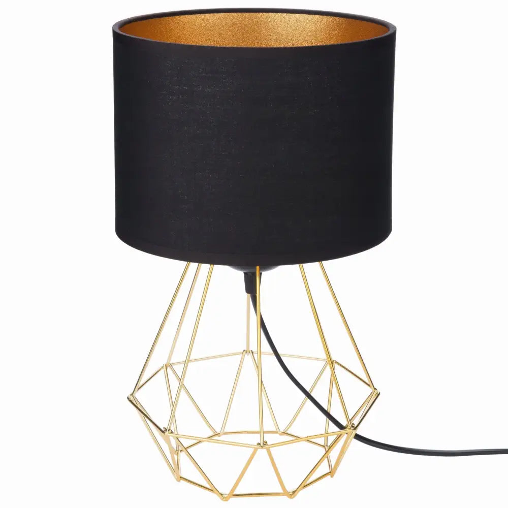 Nattlampe Oro med sort sylinderformet skjerm og gullfarget metallfot, sett fra skrå vinkel.