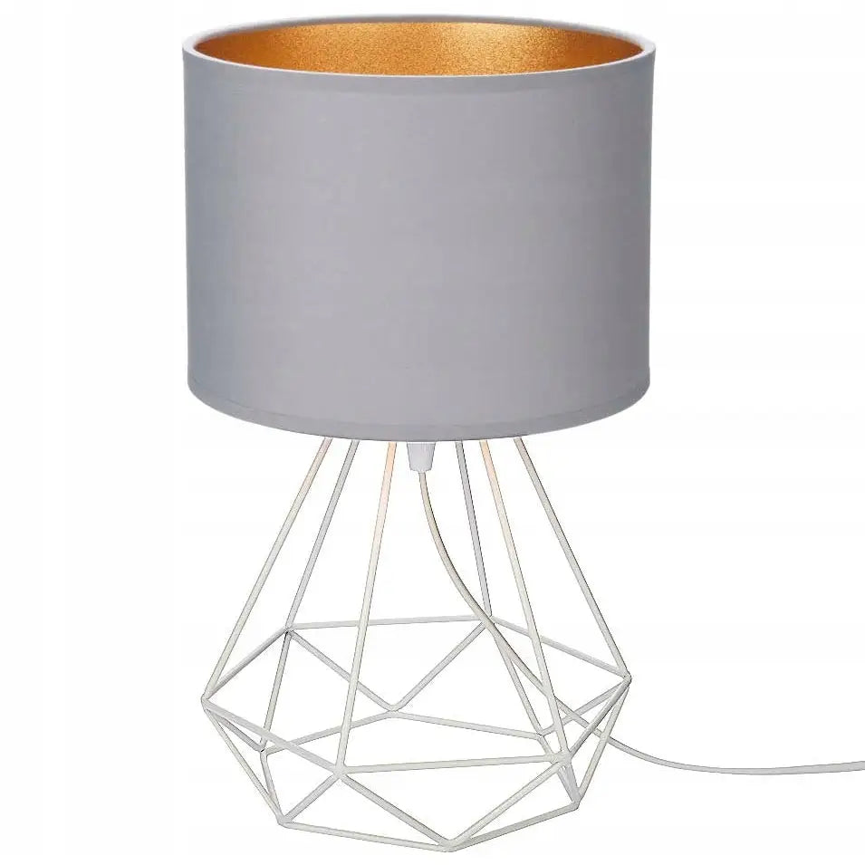 Nattlampe med hvit, geometrisk metallfot og grå sylinderformet skjerm med gull innside, sett skrått forfra.