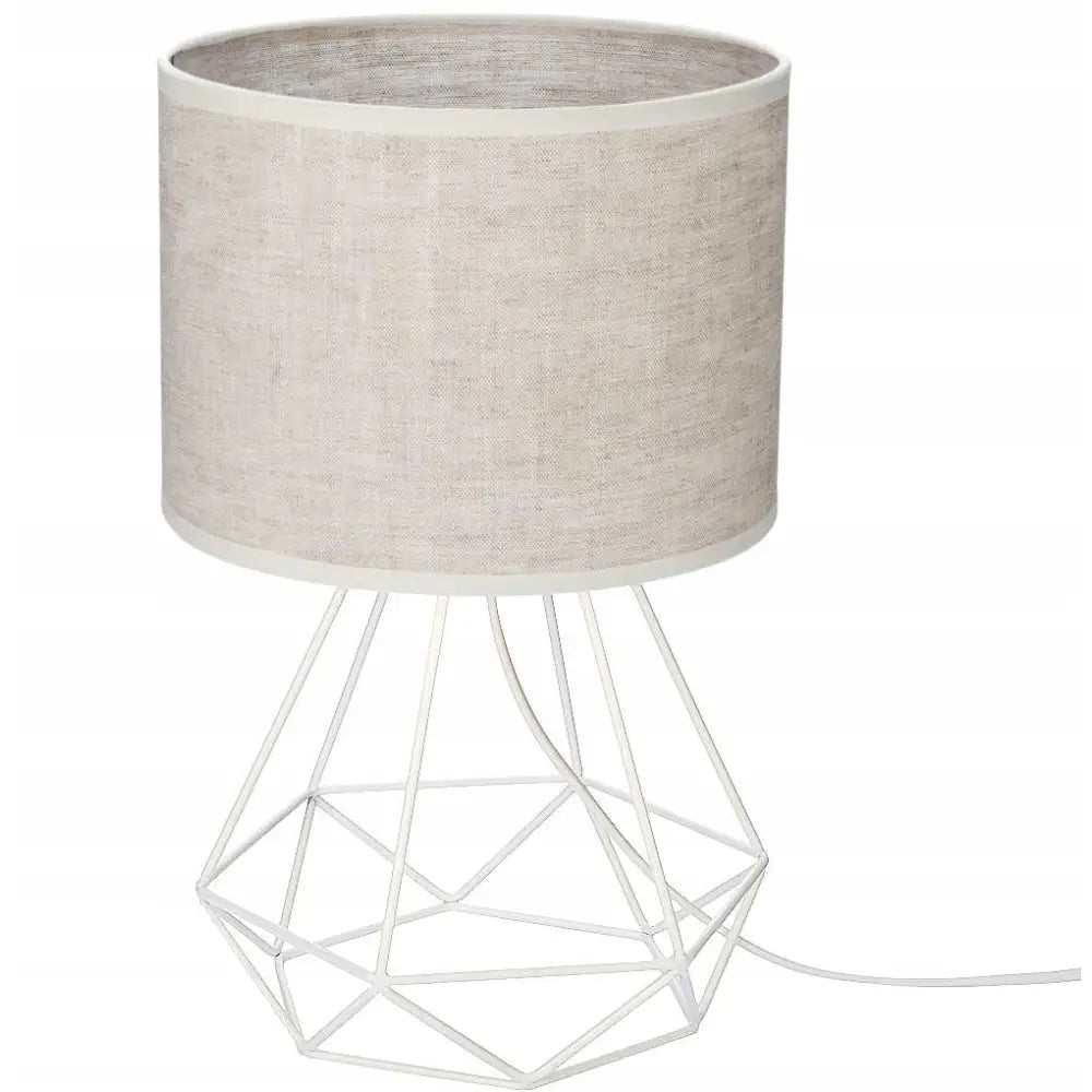 Nattlampe med hvit metallramme og lys beige lin skjerm, skråvisning med synlig ledning mot hvit bakgrunn.