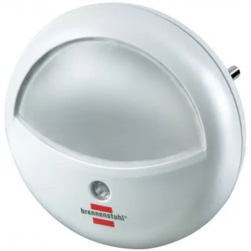 Nattlampe LED med skumringssensor, hvit rund form, synlig sensor og rød-grå logo i front.