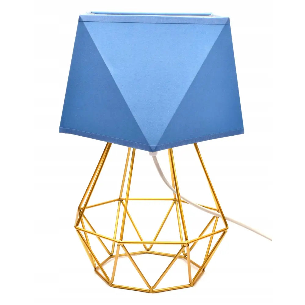 Nattlampe med diamantmønstret blå skjerm og åpen gullfot, sidevisning mot lys bakgrunn.