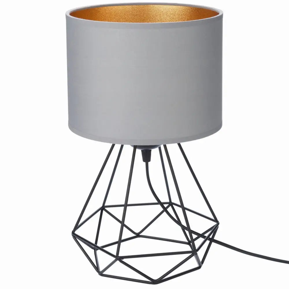 Nattlampe Oro med grå sylinderformet skjerm, gull innside og sort geometrisk stativ, sett fra skrå forside.