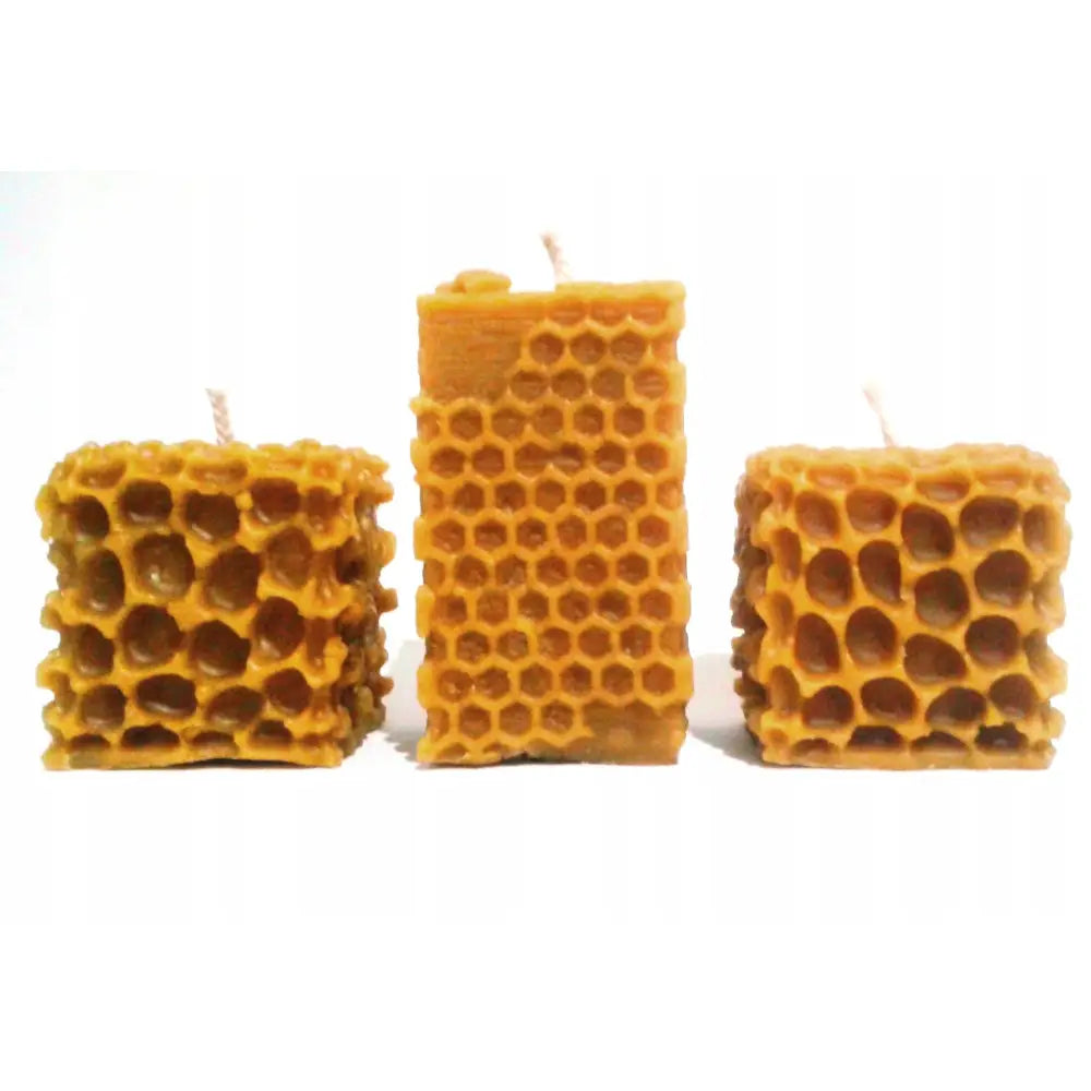 Naturlige julelys av bivoks, tre gullbrune kubiske lys med bikakemønster vist forfra mot hvit bakgrunn.