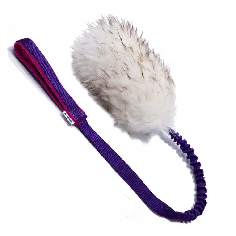 Naturstrikk med sauskinn demping, sidevisning av hvit og brun fuskepels, lilla og rosa stropp og elastisk parti.