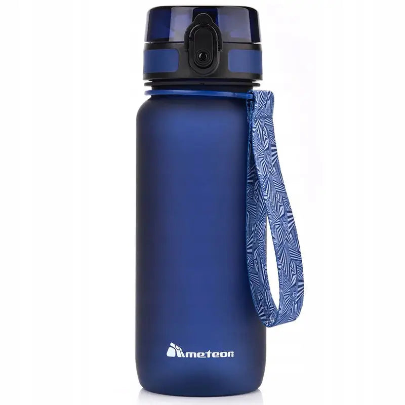 Meteor sportsflaske 650 ml i matt blå plast, frontvisning med mørkeblått trykklokk og mønstret håndleddsbånd.